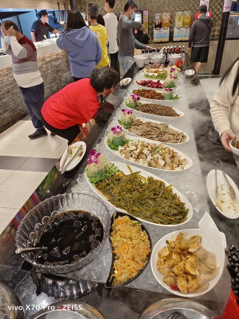 【新莊吃到飽】貴族世家體育館店，自助吧才是主角的平價牛排百匯