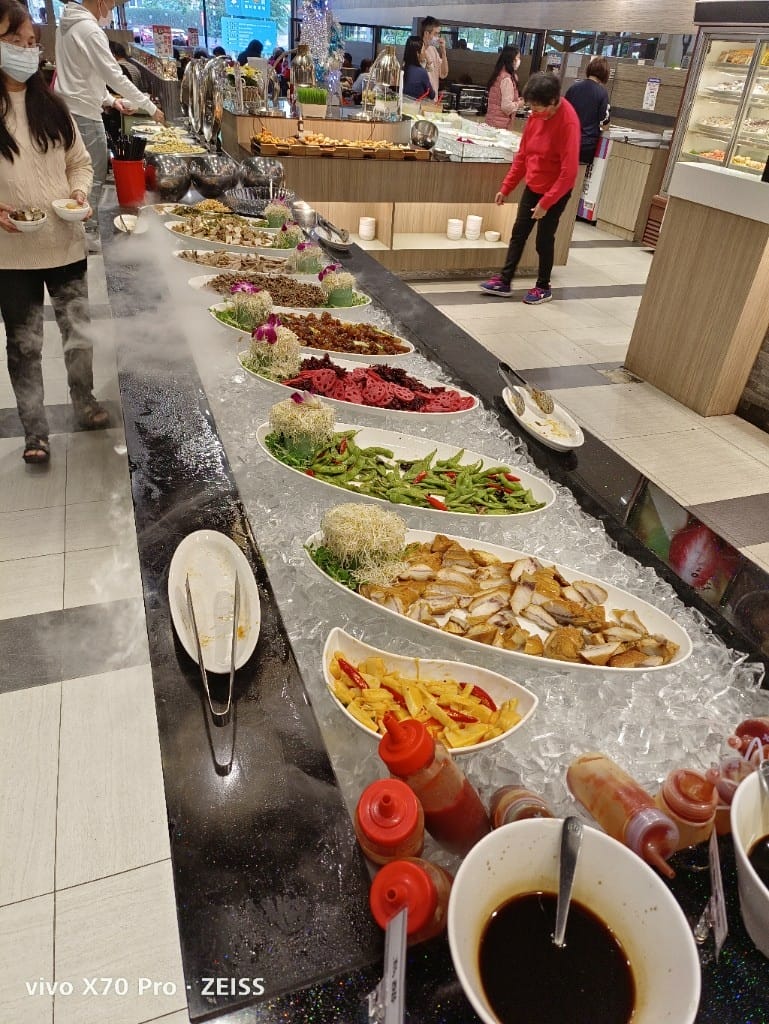 【新莊吃到飽】貴族世家體育館店，自助吧才是主角的平價牛排百匯