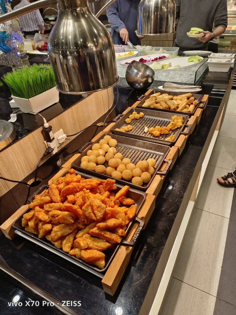 【新莊吃到飽】貴族世家體育館店，自助吧才是主角的平價牛排百匯