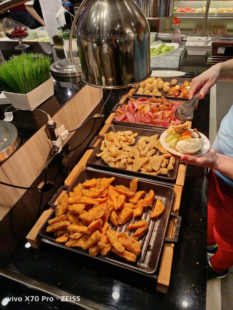 【新莊吃到飽】貴族世家體育館店，自助吧才是主角的平價牛排百匯