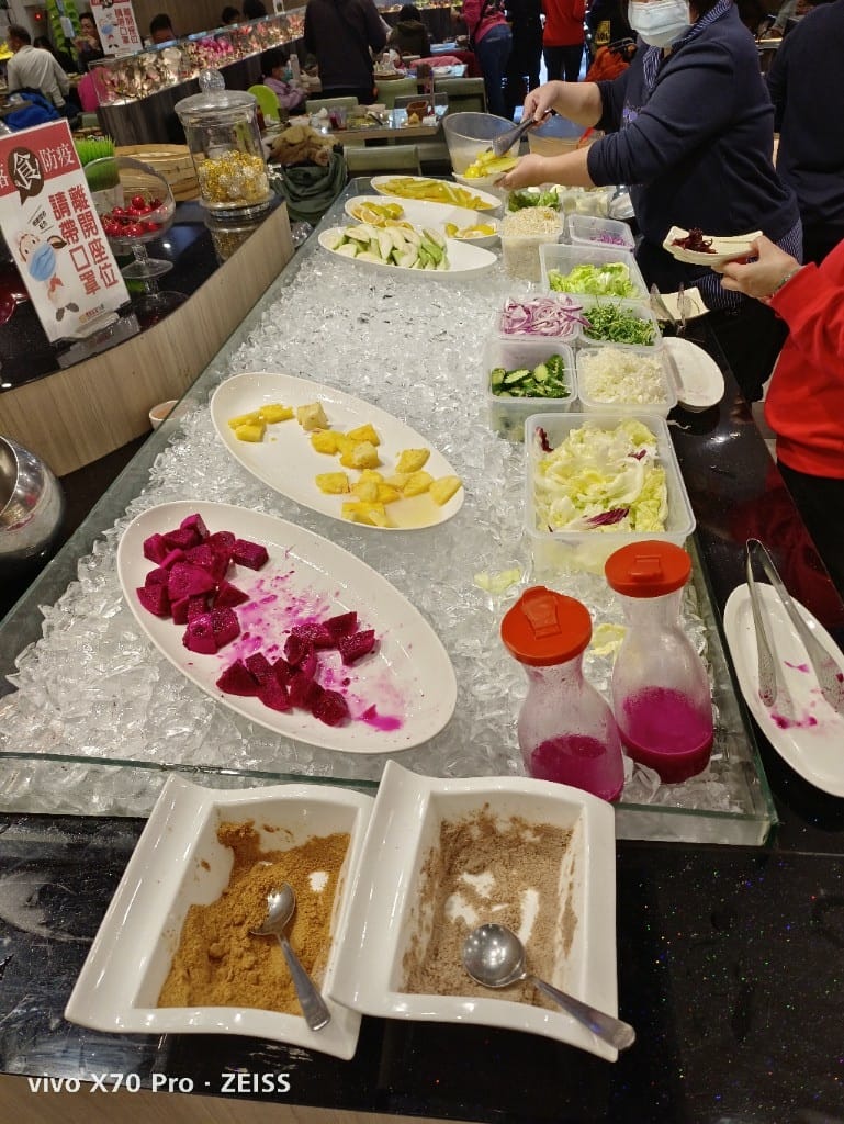 【新莊吃到飽】貴族世家體育館店，自助吧才是主角的平價牛排百匯