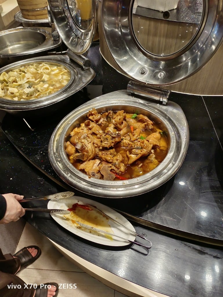 【新莊吃到飽】貴族世家體育館店，自助吧才是主角的平價牛排百匯