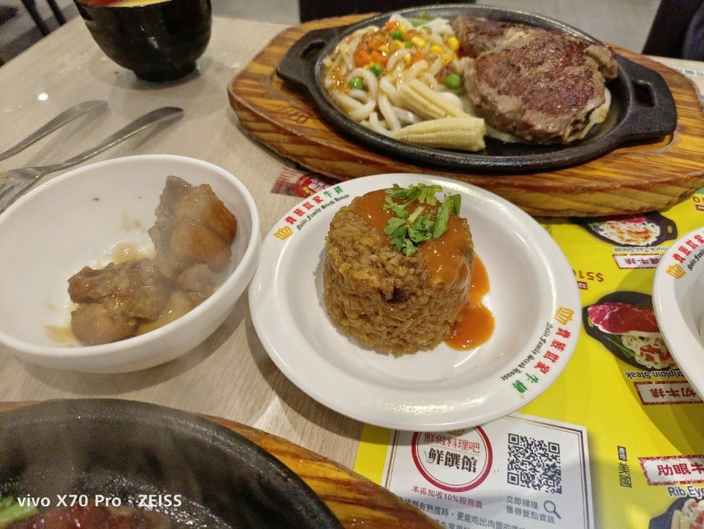 【新莊吃到飽】貴族世家體育館店，自助吧才是主角的平價牛排百匯