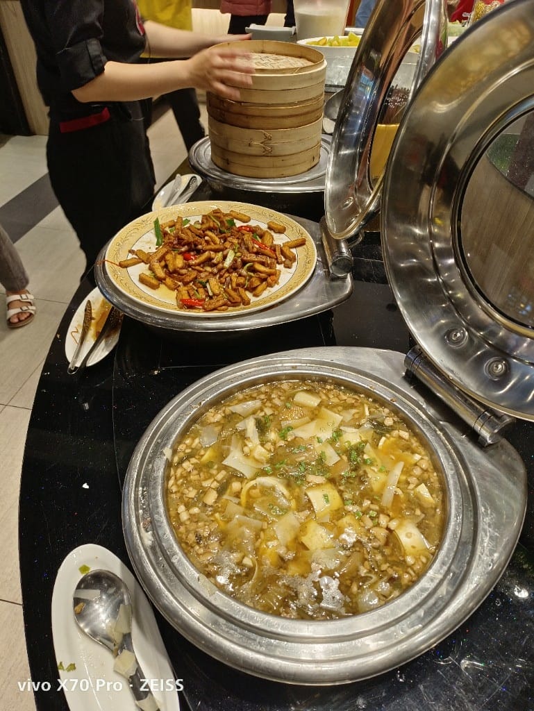【新莊吃到飽】貴族世家體育館店，自助吧才是主角的平價牛排百匯