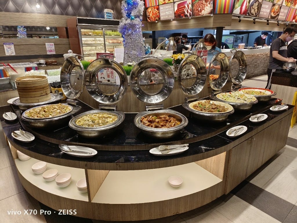 【新莊吃到飽】貴族世家體育館店，自助吧才是主角的平價牛排百匯