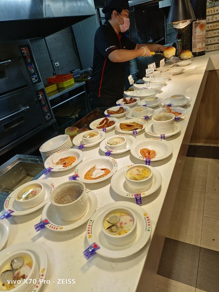 【新莊吃到飽】貴族世家體育館店，自助吧才是主角的平價牛排百匯