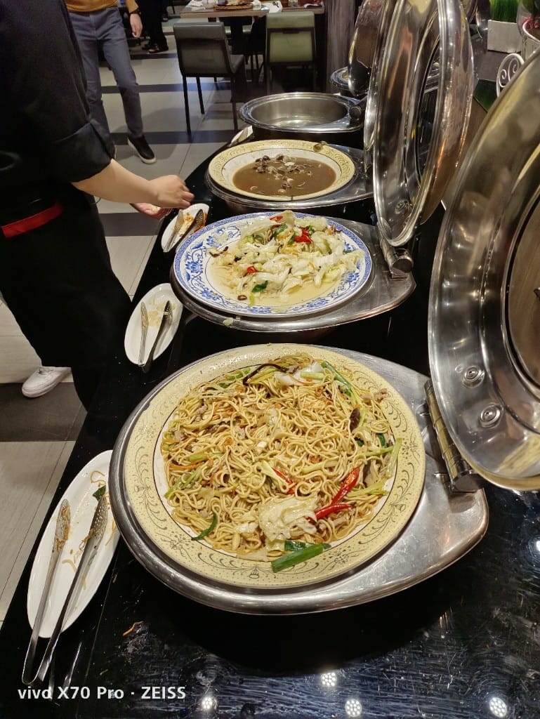 【新莊吃到飽】貴族世家體育館店，自助吧才是主角的平價牛排百匯