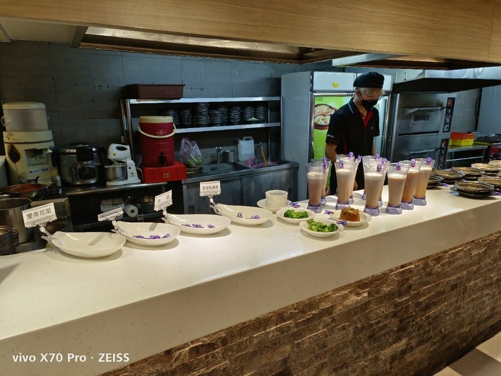 【新莊吃到飽】貴族世家體育館店，自助吧才是主角的平價牛排百匯