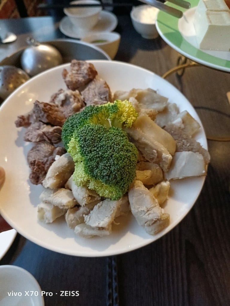 【新莊美食】饗牛二館火鍋鮮牛肉專賣店，愛吃牛肉不能錯過的溫體牛專賣店！