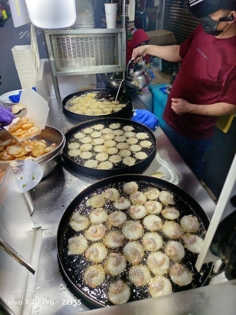 【桃園夜市美食】阿士多牛排、ㄉㄨㄞㄉㄨㄞ地瓜球、頭頓煎蝦餅、好記東山鴨頭 - 第5張圖 【桃園夜市美食】阿士多牛排、ㄉㄨㄞㄉㄨㄞ地瓜球、頭頓煎蝦餅、好記東山鴨頭