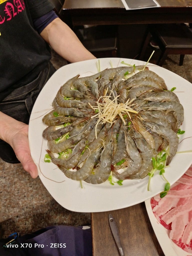 【新莊美食】喜園火鍋新莊幸福店，生日月送等同歲數的蝦蝦哦！