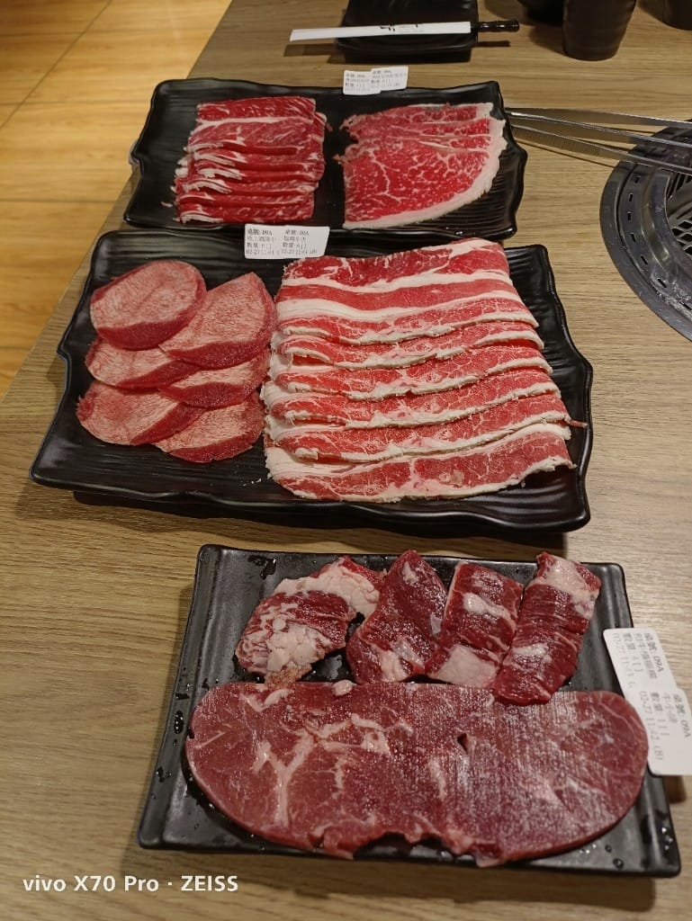 【中和吃到飽】千兵衛燒肉鍋物中和店，生食級干貝自由！！！