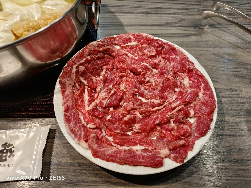 【台南美食】牛五蔵 – 肉鍋 x 塩ホルモン,2022米其林餐盤推廌的牛肉火鍋 - 第9張圖 【台南美食】牛五蔵 – 肉鍋 x 塩ホルモン,2022米其林餐盤推廌的牛肉火鍋