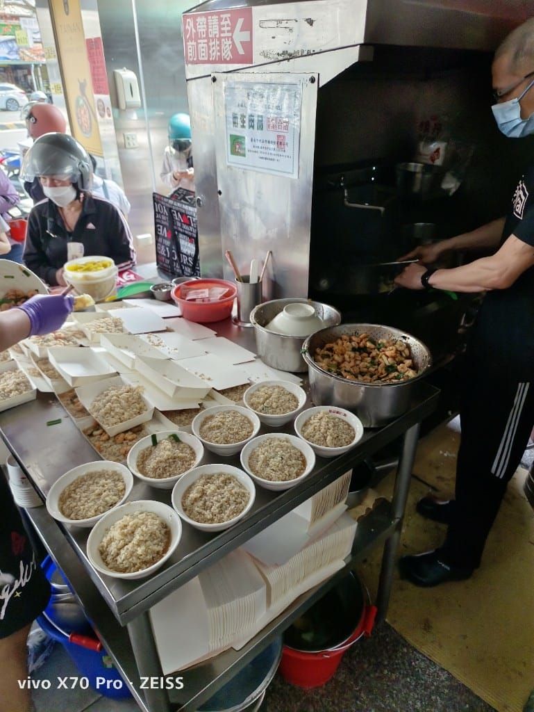 【台南美食】中西區小吃美食,集品蝦仁飯、保安路米糕、黃家白糖粿、鄭記蔥肉餅、富勝號碗粿、金得春捲 - 第13張圖 【台南美食】中西區小吃美食,集品蝦仁飯、保安路米糕、黃家白糖粿、鄭記蔥肉餅、富勝號碗粿、金得春捲