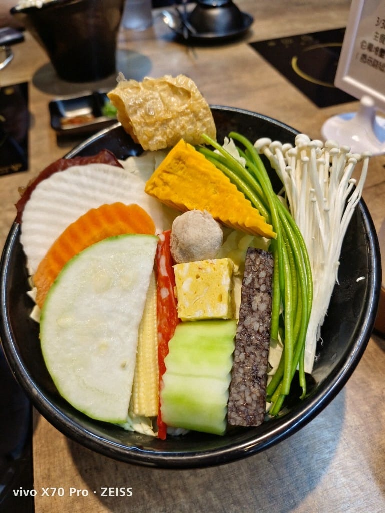 【桃園美食】太上正和昆布鍋物，牛奶麻辣鍋香濃甘醇，還有獨門五味醬哦！