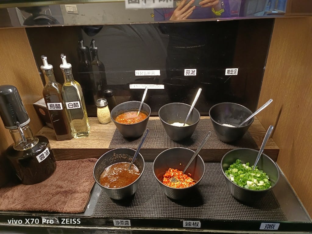 【桃園美食】太上正和昆布鍋物，牛奶麻辣鍋香濃甘醇，還有獨門五味醬哦！