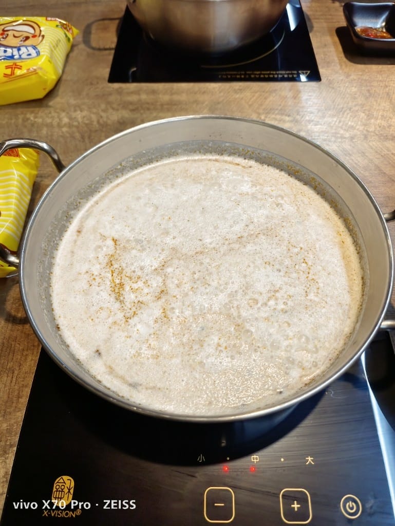 【桃園美食】太上正和昆布鍋物，牛奶麻辣鍋香濃甘醇，還有獨門五味醬哦！