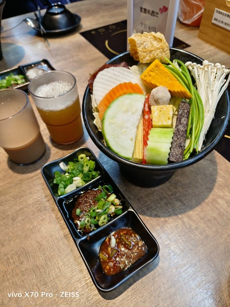 【桃園美食】太上正和昆布鍋物，牛奶麻辣鍋香濃甘醇，還有獨門五味醬哦！