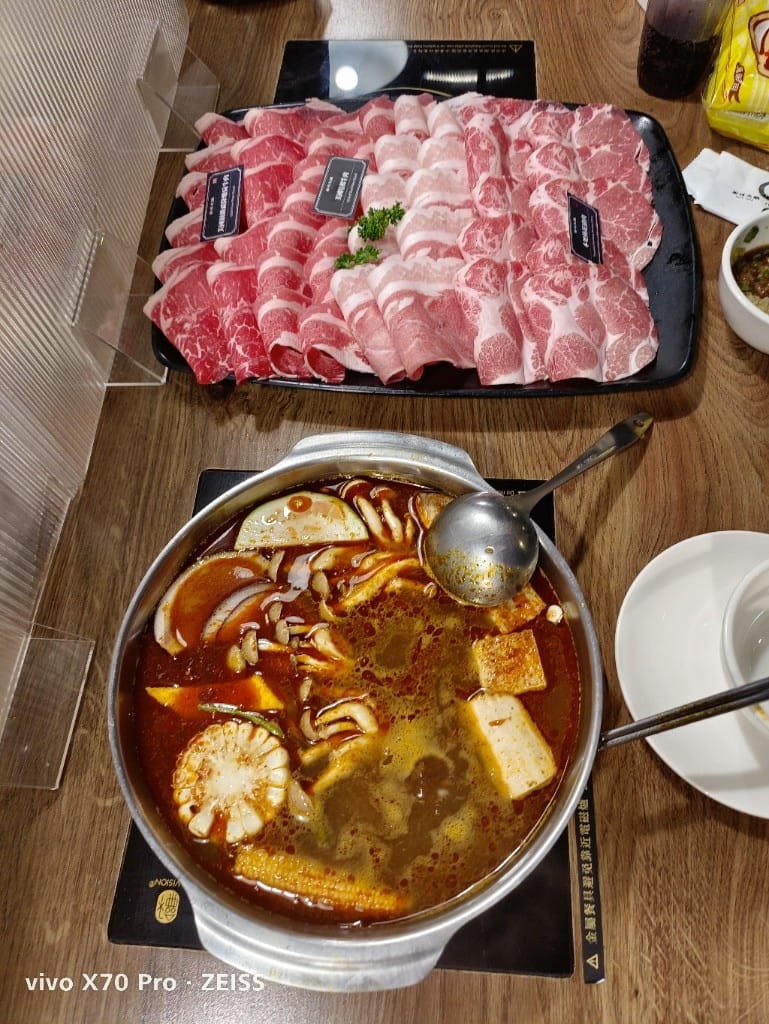 【新莊美食】 樂崎火鍋，海鮮肉品都很棒的平價火鍋店再訪！