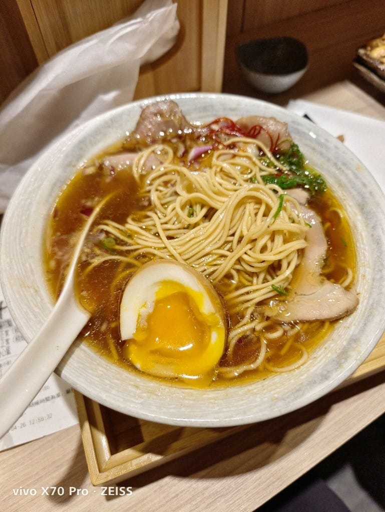 【新莊美食】 熊越岳，人氣不減的必排東京醬油拉麵！