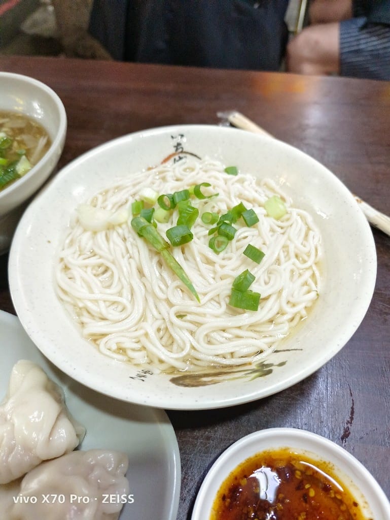 【新莊美食】旺旺餃子館，生意強強滾的平價餃子館