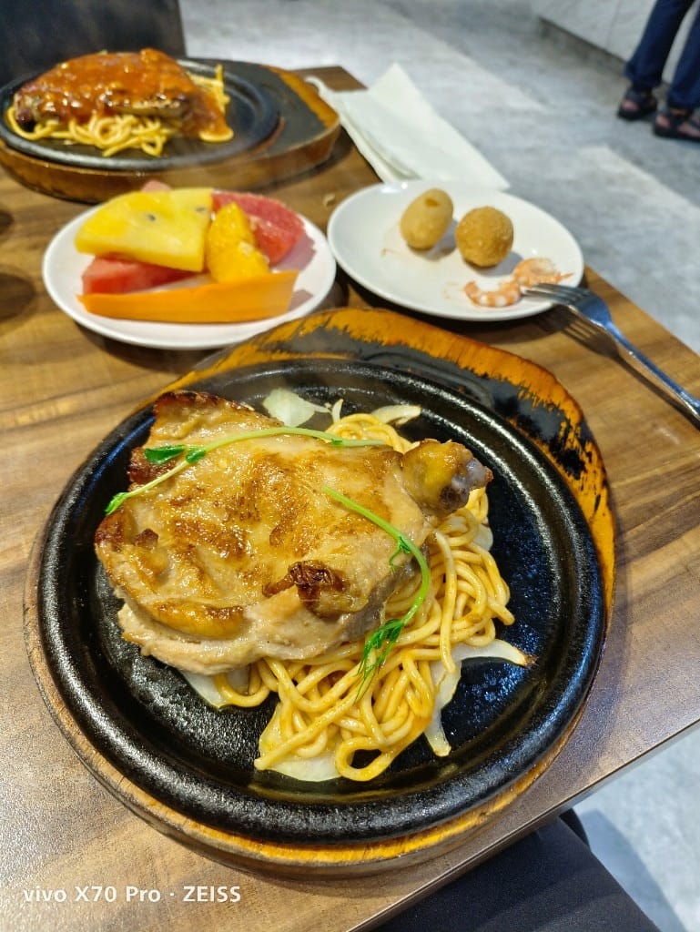 【中和吃到飽】我家牛排中和店5訪，水果超浮誇的自助吧吃到飽❤️