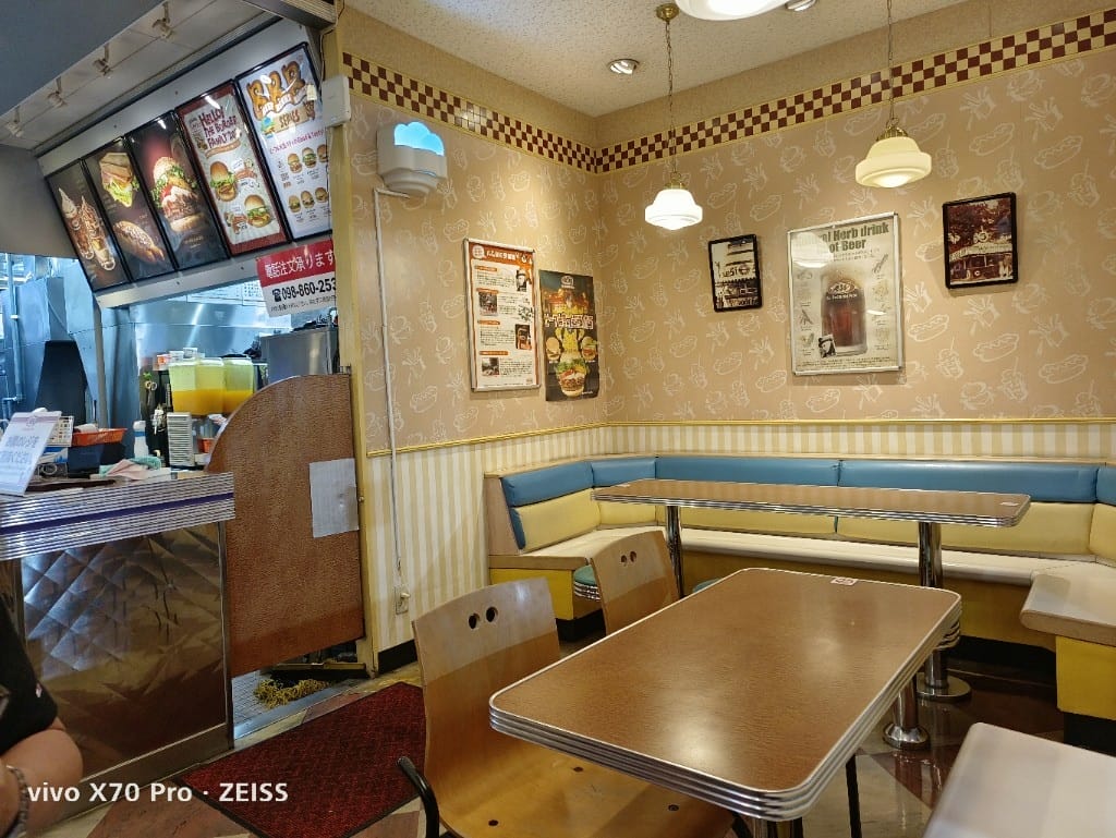 【沖繩美食】AW漢堡那霸新都心店，沖繩必吃的特色風味漢堡！ 20230520