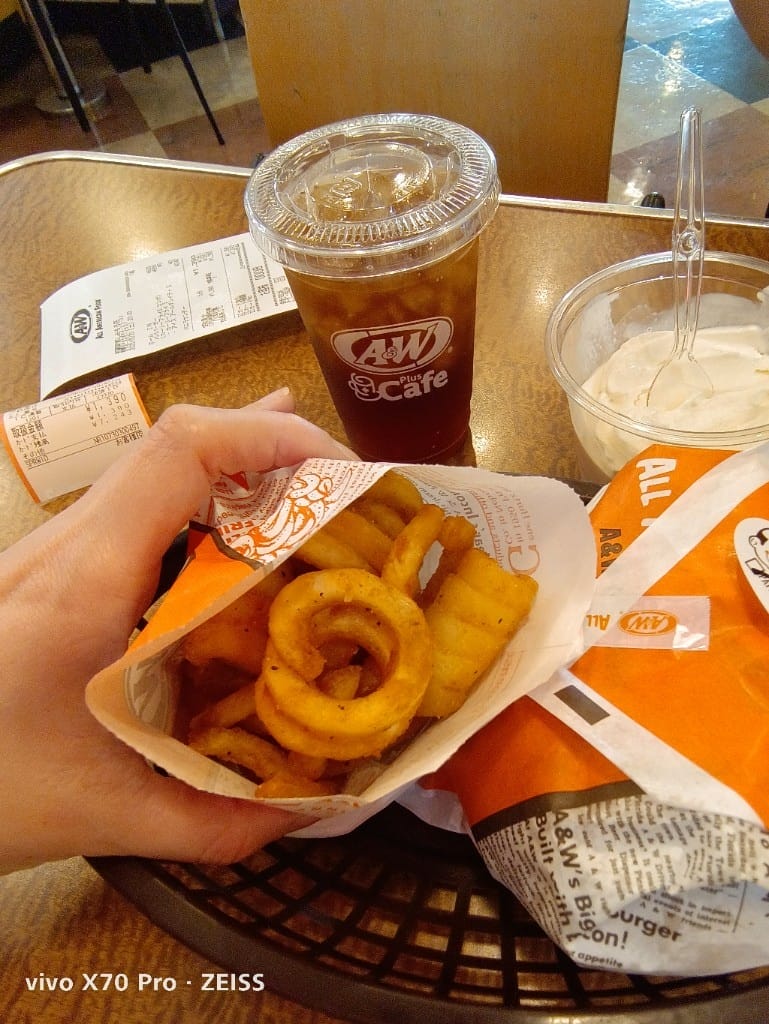 【沖繩美食】AW漢堡那霸新都心店，沖繩必吃的特色風味漢堡！ 20230520