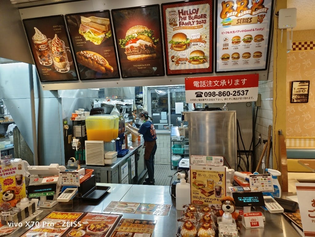 【沖繩美食】AW漢堡那霸新都心店，沖繩必吃的特色風味漢堡！ 20230520