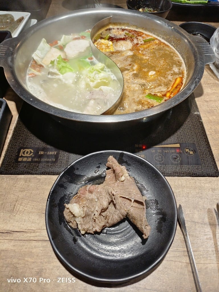 【桃園吃到飽】烏石水產麻辣鴛鴦火鍋家樂福經國店，小蒙牛集團旗下新型火鍋吃到飽！