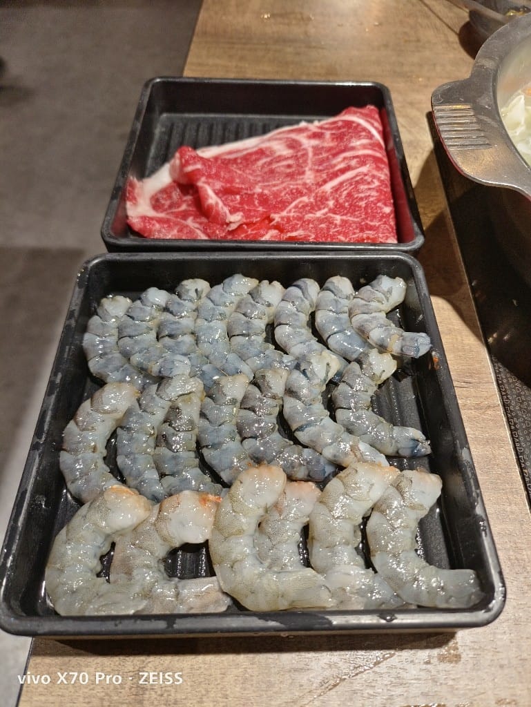 【桃園吃到飽】烏石水產麻辣鴛鴦火鍋家樂福經國店，小蒙牛集團旗下新型火鍋吃到飽！