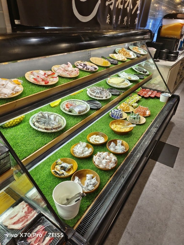 【桃園吃到飽】烏石水產麻辣鴛鴦火鍋家樂福經國店，小蒙牛集團旗下新型火鍋吃到飽！