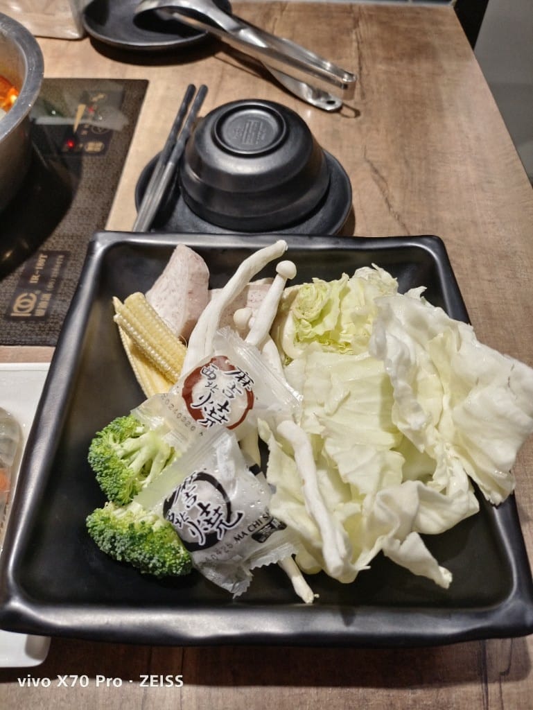 【桃園吃到飽】烏石水產麻辣鴛鴦火鍋家樂福經國店，小蒙牛集團旗下新型火鍋吃到飽！