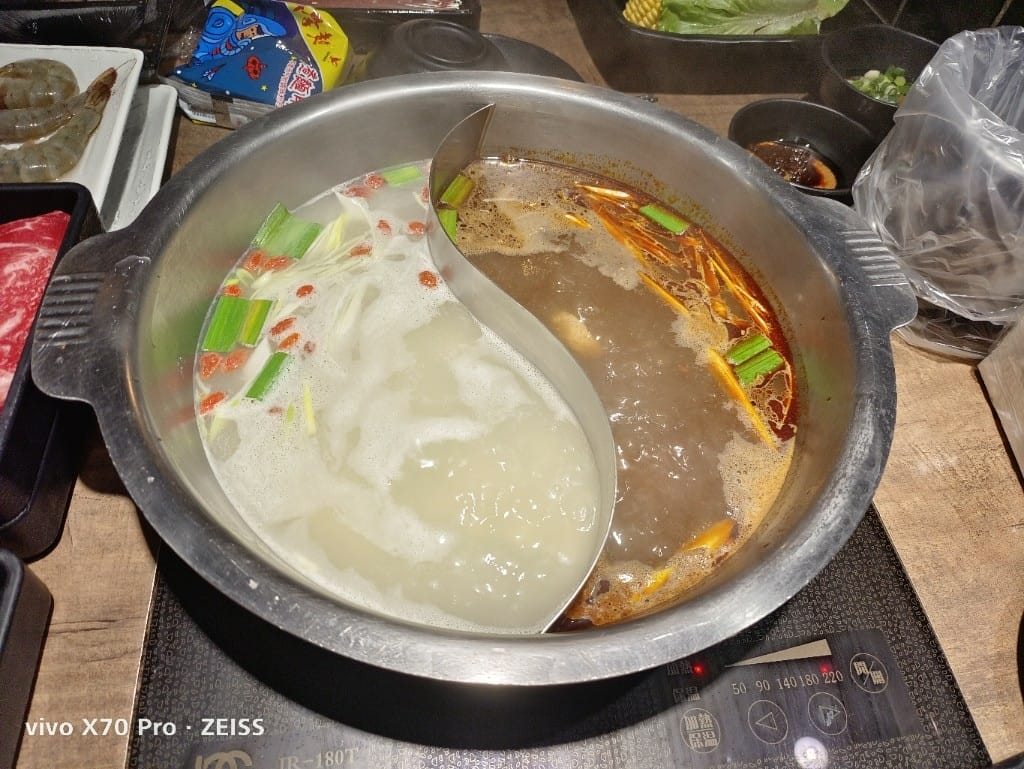 【桃園吃到飽】烏石水產麻辣鴛鴦火鍋家樂福經國店，小蒙牛集團旗下新型火鍋吃到飽！