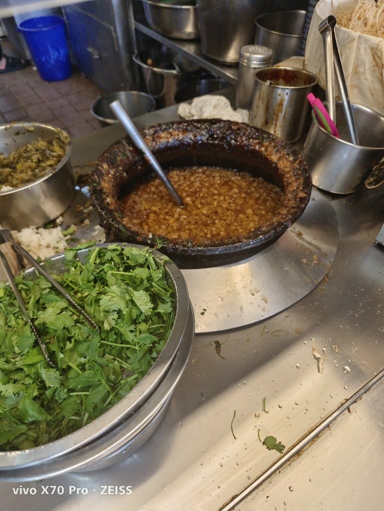 【新竹美食】新竹城隍廟口週邊美食，廟口鴨香飯、王記蚵仔煎、柳家肉燥飯、林家芋泥球、西大發城隍包