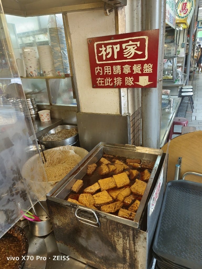 【新竹美食】新竹城隍廟口週邊美食，廟口鴨香飯、王記蚵仔煎、柳家肉燥飯、林家芋泥球、西大發城隍包