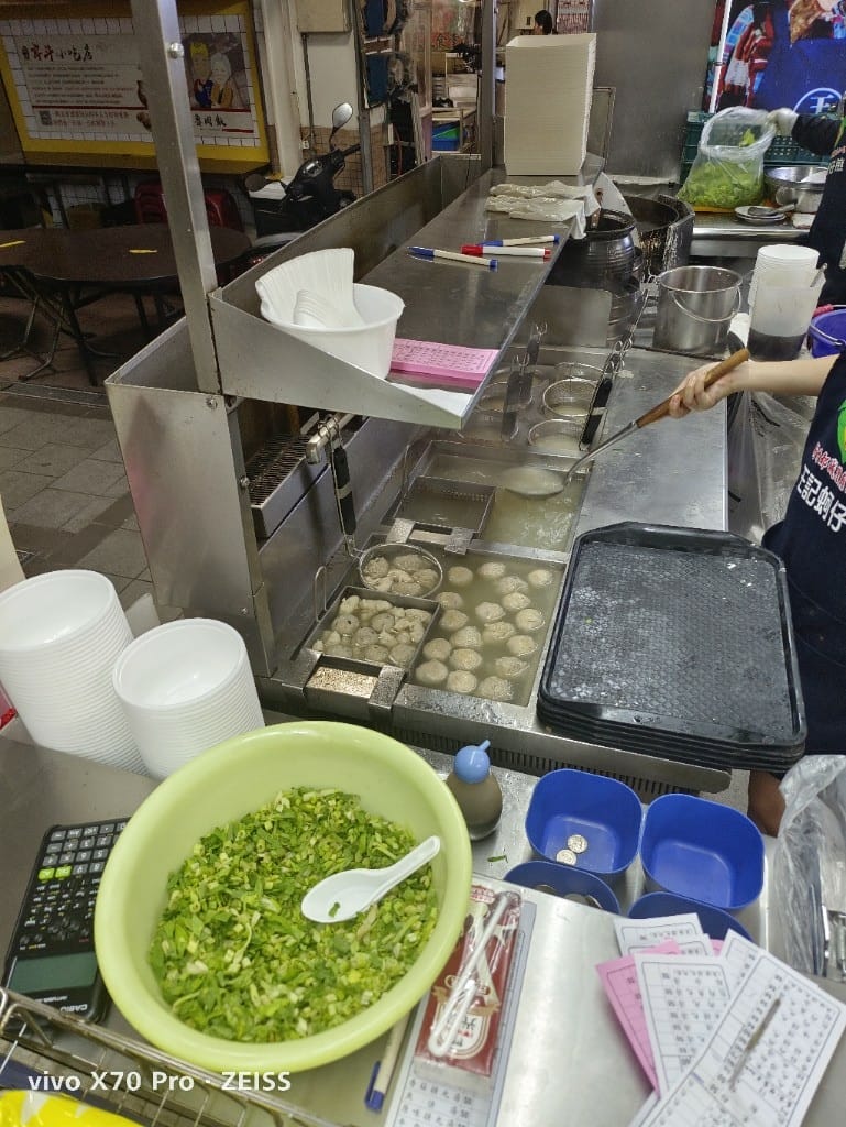 【新竹美食】新竹城隍廟口週邊美食，廟口鴨香飯、王記蚵仔煎、柳家肉燥飯、林家芋泥球、西大發城隍包