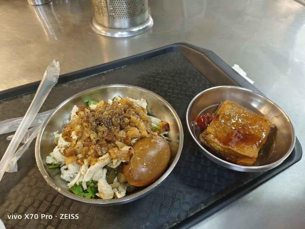 【新竹美食】新竹城隍廟口週邊美食，廟口鴨香飯、王記蚵仔煎、柳家肉燥飯、林家芋泥球、西大發城隍包