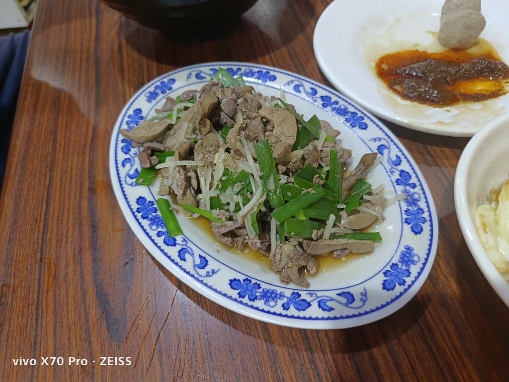 【新竹美食】新竹城隍廟口週邊美食，廟口鴨香飯、王記蚵仔煎、柳家肉燥飯、林家芋泥球、西大發城隍包