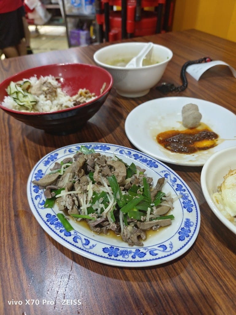【新竹美食】新竹城隍廟口週邊美食，廟口鴨香飯、王記蚵仔煎、柳家肉燥飯、林家芋泥球、西大發城隍包
