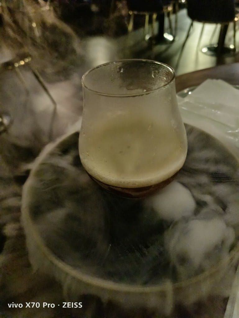 【台北美食】噶瑪蘭威士忌酒吧，有美味餐點的桶邊直飲酒吧！