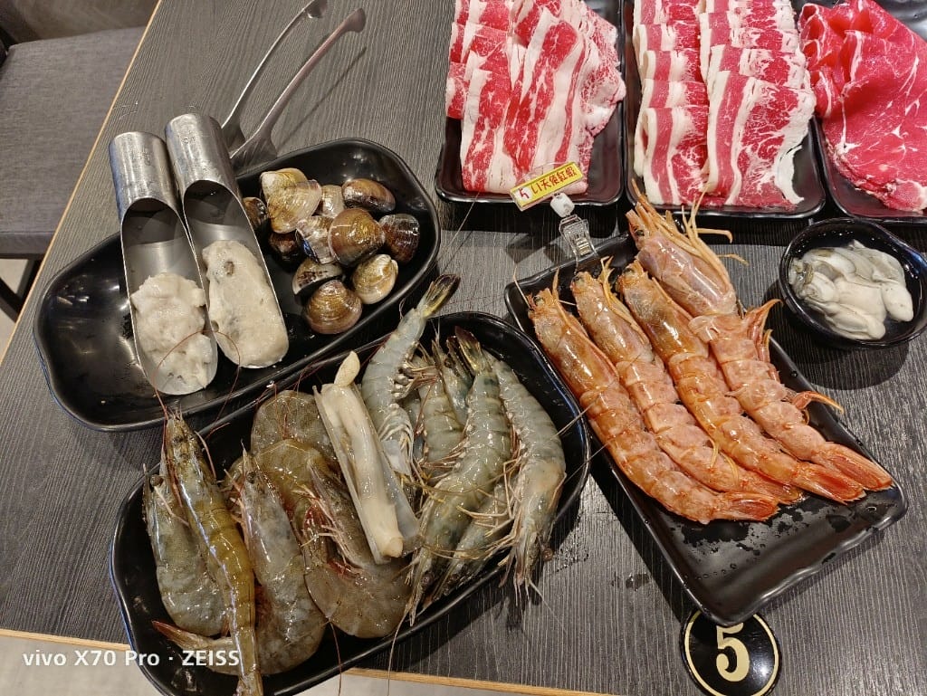 【桃園吃到飽】魔椒頂級鴛鴦鍋經國直營店，天使紅蝦竟有開背去腸泥了耶！