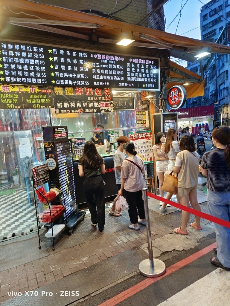 【台北美食】樂華夜市美食，郭家臭豆腐、快樂QQ球、阿爸的芋圓、樂華三鮮羹