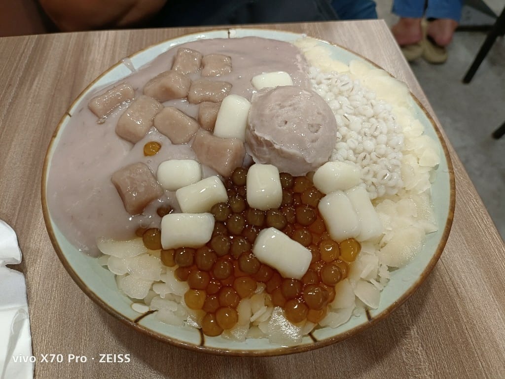 【台北美食】樂華夜市美食，郭家臭豆腐、快樂QQ球、阿爸的芋圓、樂華三鮮羹