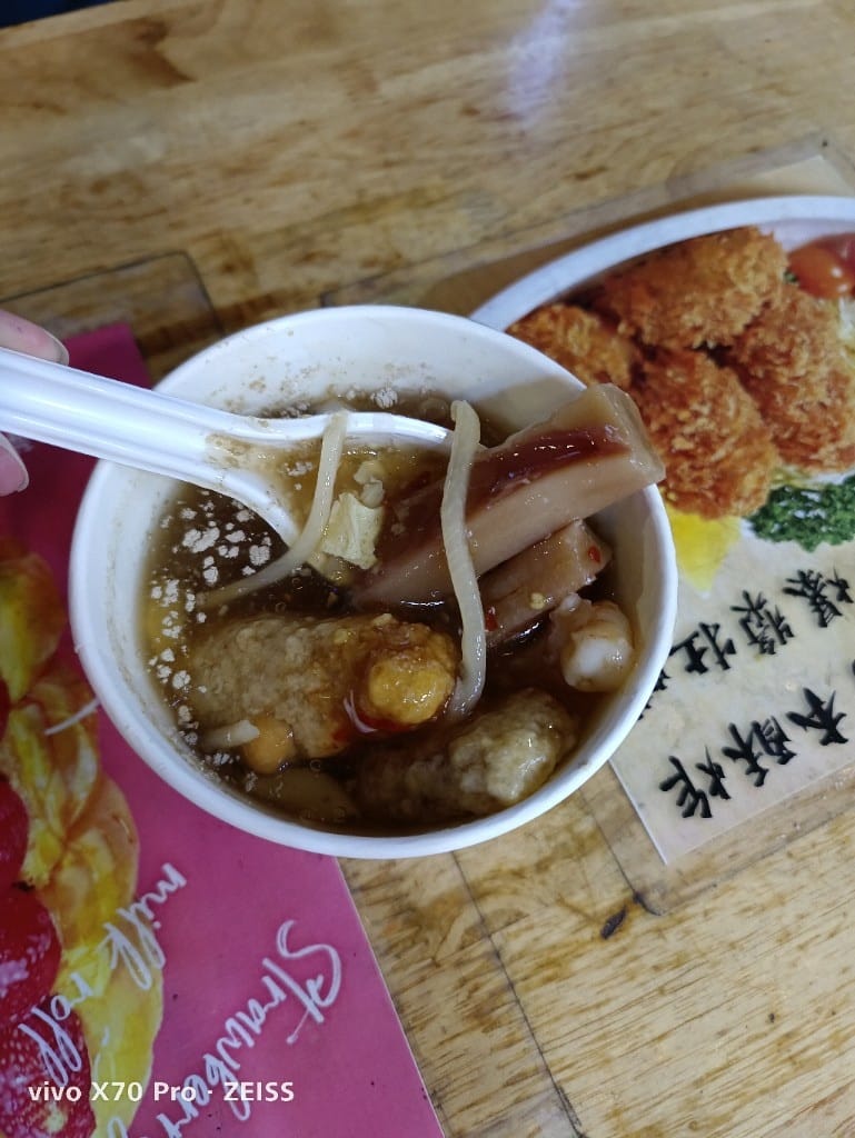 【台北美食】樂華夜市美食，郭家臭豆腐、快樂QQ球、阿爸的芋圓、樂華三鮮羹