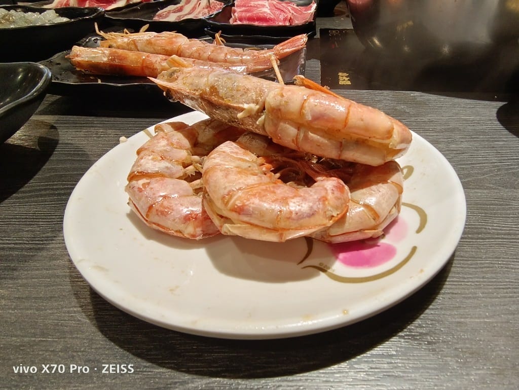 【桃園吃到飽】魔椒頂級鴛鴦鍋經國直營店，天使紅蝦竟有開背去腸泥了耶！