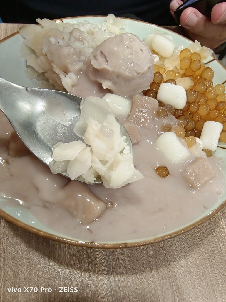【台北美食】樂華夜市美食，郭家臭豆腐、快樂QQ球、阿爸的芋圓、樂華三鮮羹