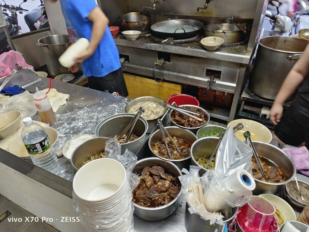 【新莊美食】福壽街美食，全也刀削麵原手工刀削麵、方仔烤肉、厚野雞排和布丁主義
