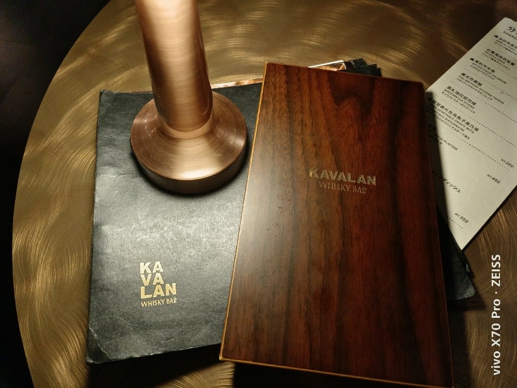 【台北美食】噶瑪蘭威士忌酒吧，有美味餐點的桶邊直飲酒吧！