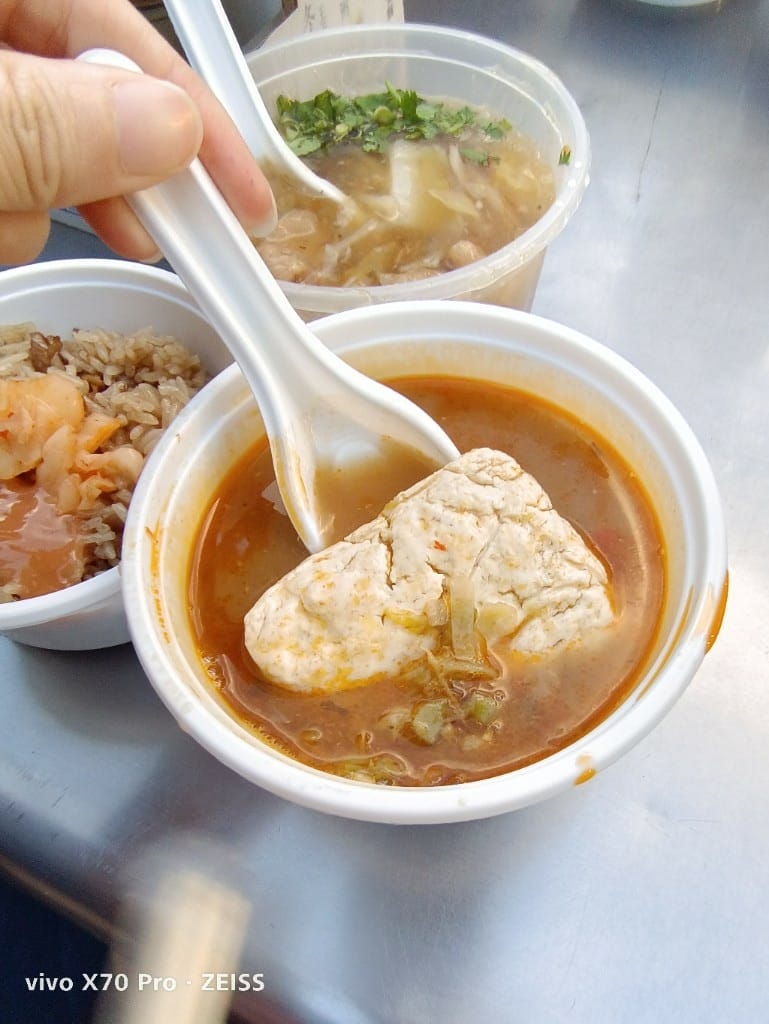 【台北美食】樂華夜市美食，郭家臭豆腐、快樂QQ球、阿爸的芋圓、樂華三鮮羹